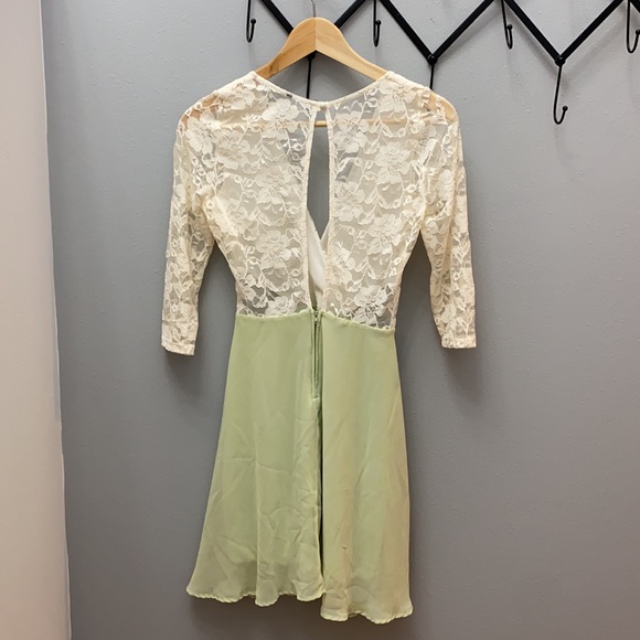 Cute lace dress with peephole back - Picture 2 of 2